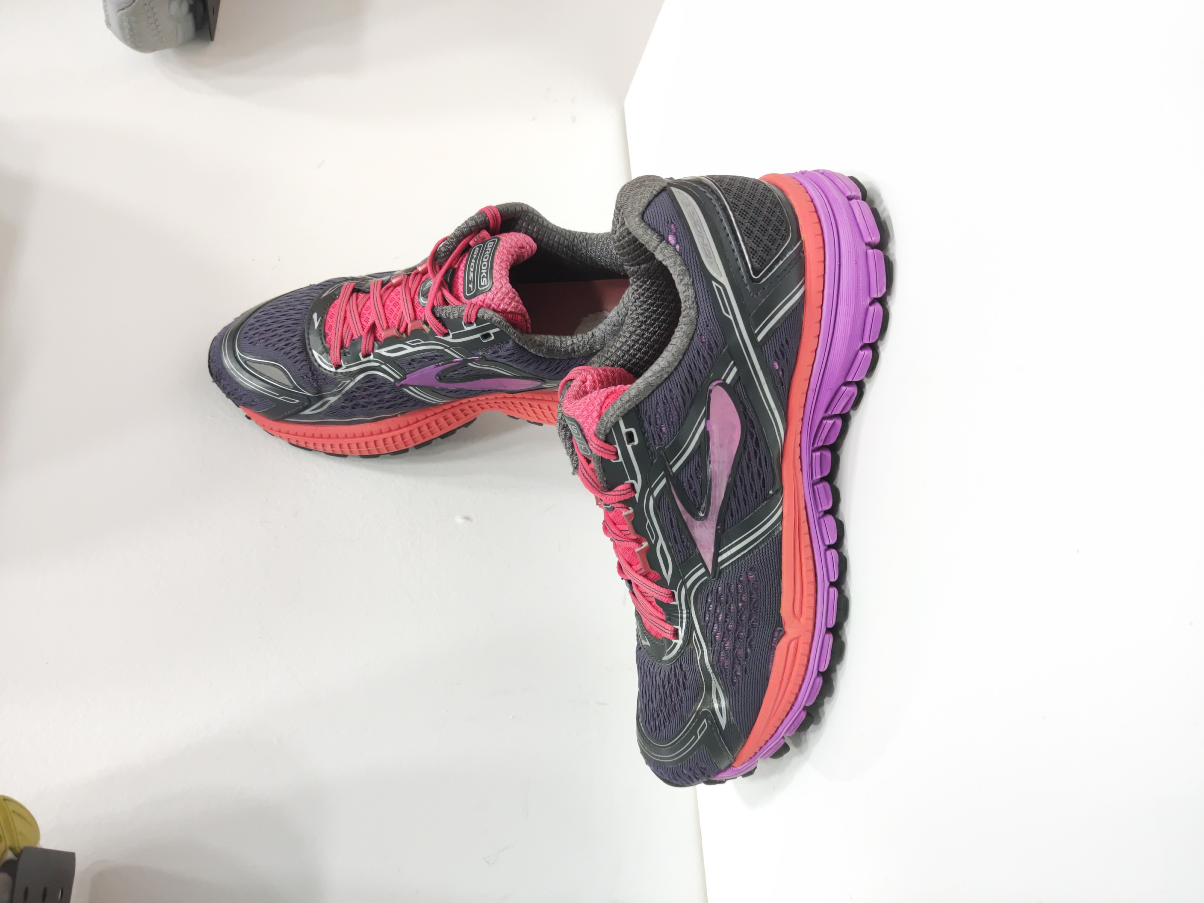 کفش برند بروکس